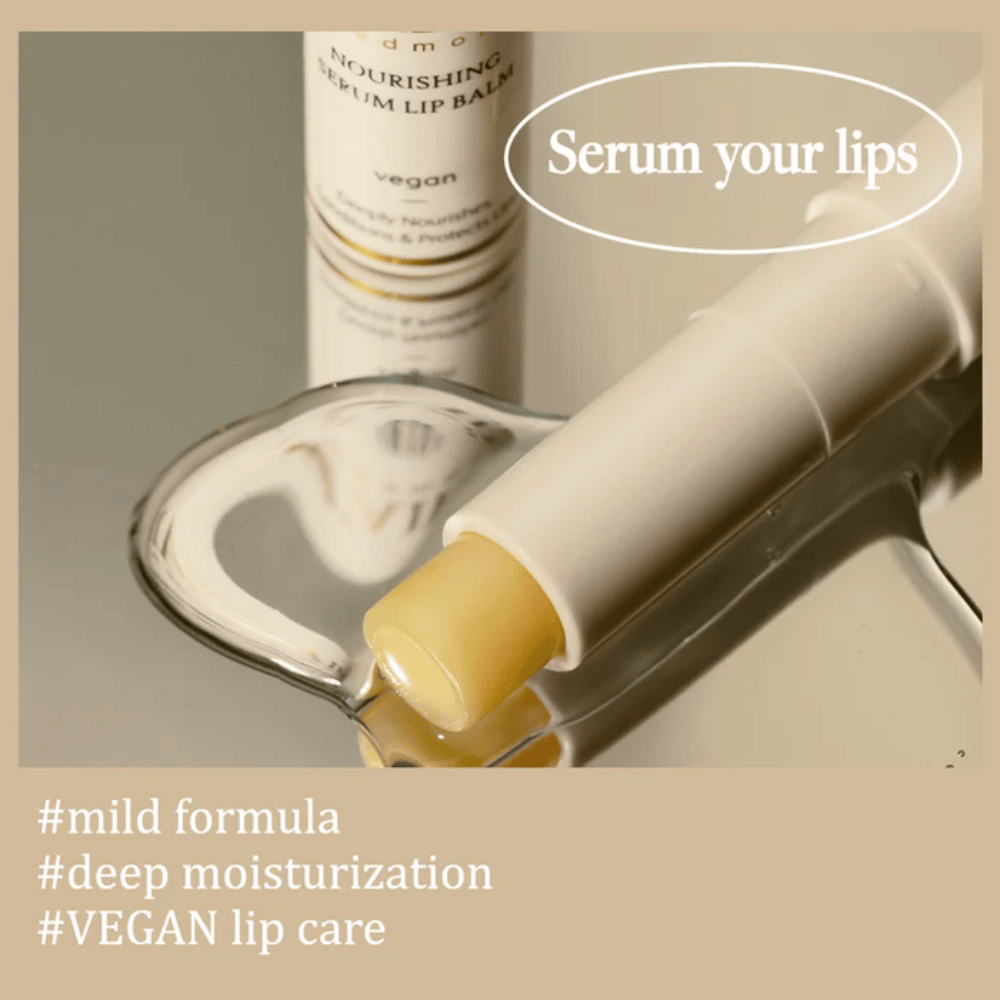 d'Alba Nourishing Serum Lip Balm i närbild liggande på spegel med text om mild formula, djup återfuktning och vegansk läppvård.