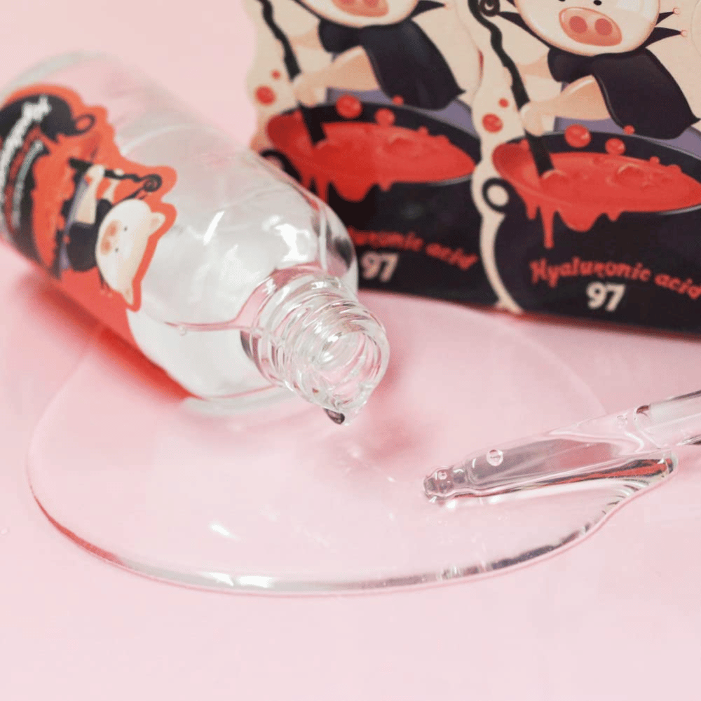 Close-up van Elizavecca Hyaluronic Acid 97 met pipet en heldere serumtextuur die snel wordt geabsorbeerd en de huid diep hydrateert.