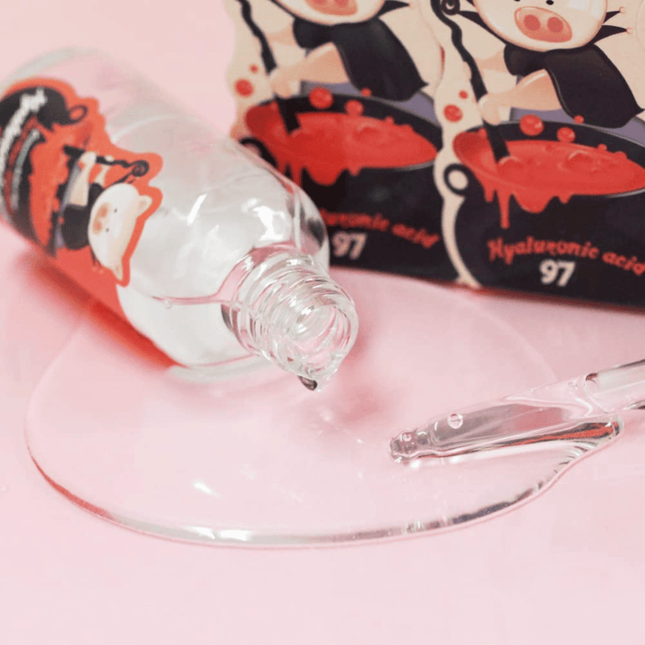 Close-up van Elizavecca Hyaluronic Acid 97 met pipet en heldere serumtextuur die snel wordt geabsorbeerd en de huid diep hydrateert.