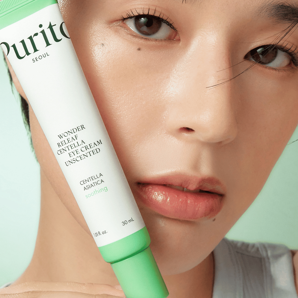 Purito Wonder Releaf Centella Eye Cream Unscented is een voedende oogcrème die kalmerende Centella Asiatica bevat. Perfect voor de gevoelige huid, deze geurloze crème vermindert irritatie en hydrateert intensief terwijl het fijne lijntjes en donkere kringen vermindert.