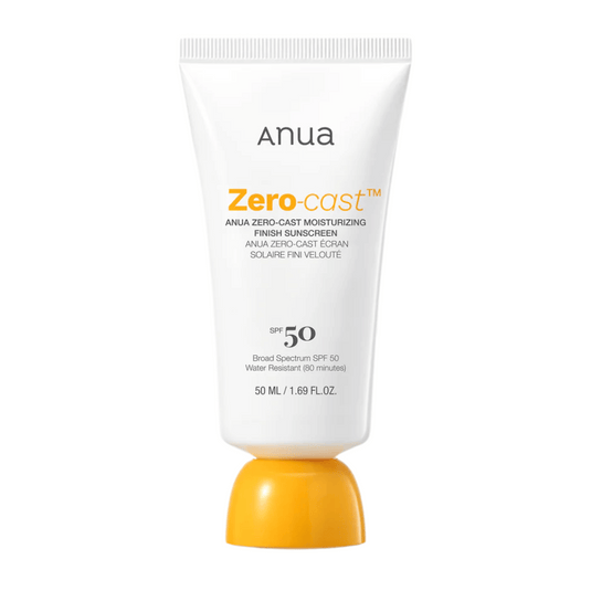 Productafbeelding van ANUA Zero-Cast Moisturizing Finish Sunscreen SPF 50 in witte tube met oranje dop, 50 ml. Een lichte zonnebrandcrème zonder witte waas, waterbestendig tot 80 minuten.