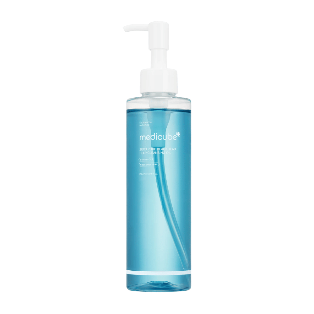 Fles van Medicube Zero Pore Blackhead Deep Cleansing Oil in blauwe verpakking met witte pomp, tegen een witte achtergrond.