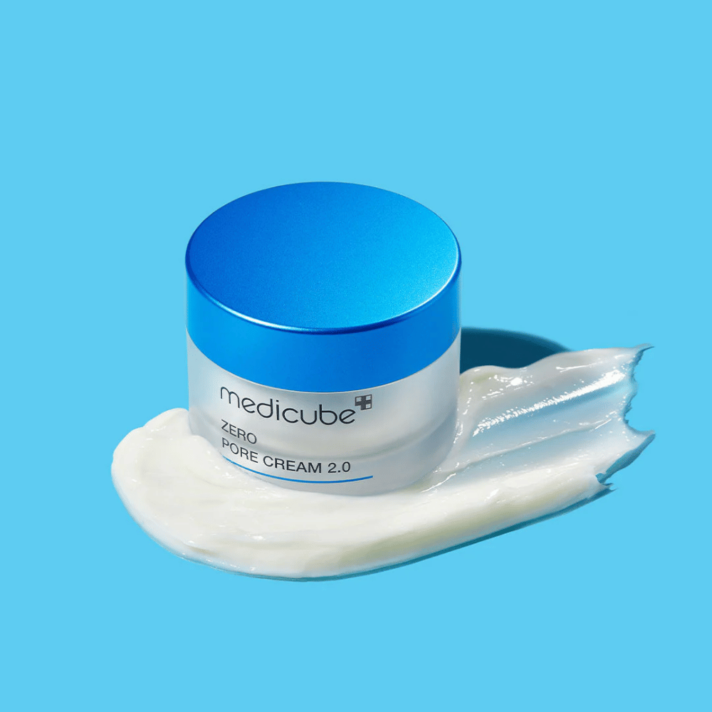 Medicube Zero Pore Cream 2.0 is een lichte en hydraterende crème die helpt de zichtbaarheid van poriën te minimaliseren en de talgproductie in balans te brengen. Het laat de huid zacht, mat en fris achter zonder de poriën te verstoppen, waardoor het perfect is voor een vette en gecombineerde huid.