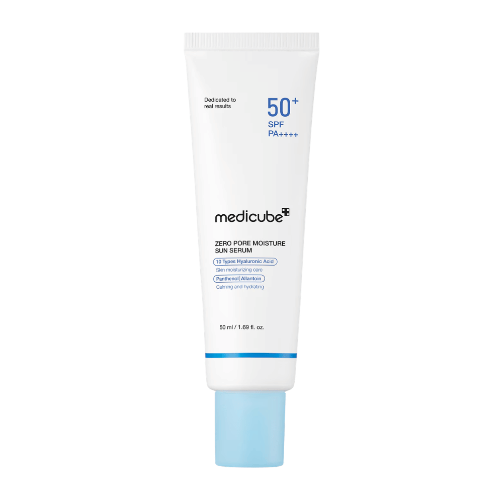 Medicube Zero Pore Moisture Sun Serum SPF50+ PA++++ 50 ml. Zonne-serum met een lichte textuur dat de huid hydrateert, helpt het uiterlijk van de poriën te verzorgen en beschermt tegen UVA- en UVB-stralen.