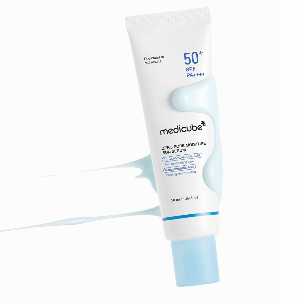 Medicube Zero Pore Moisture Sun Serum SPF50+ PA++++ omgeven door een serumachtige producttextuur. Hydraterende zonnebescherming met 10 soorten hyaluronzuur voor hydratatie, comfort en dagelijkse UV-bescherming.