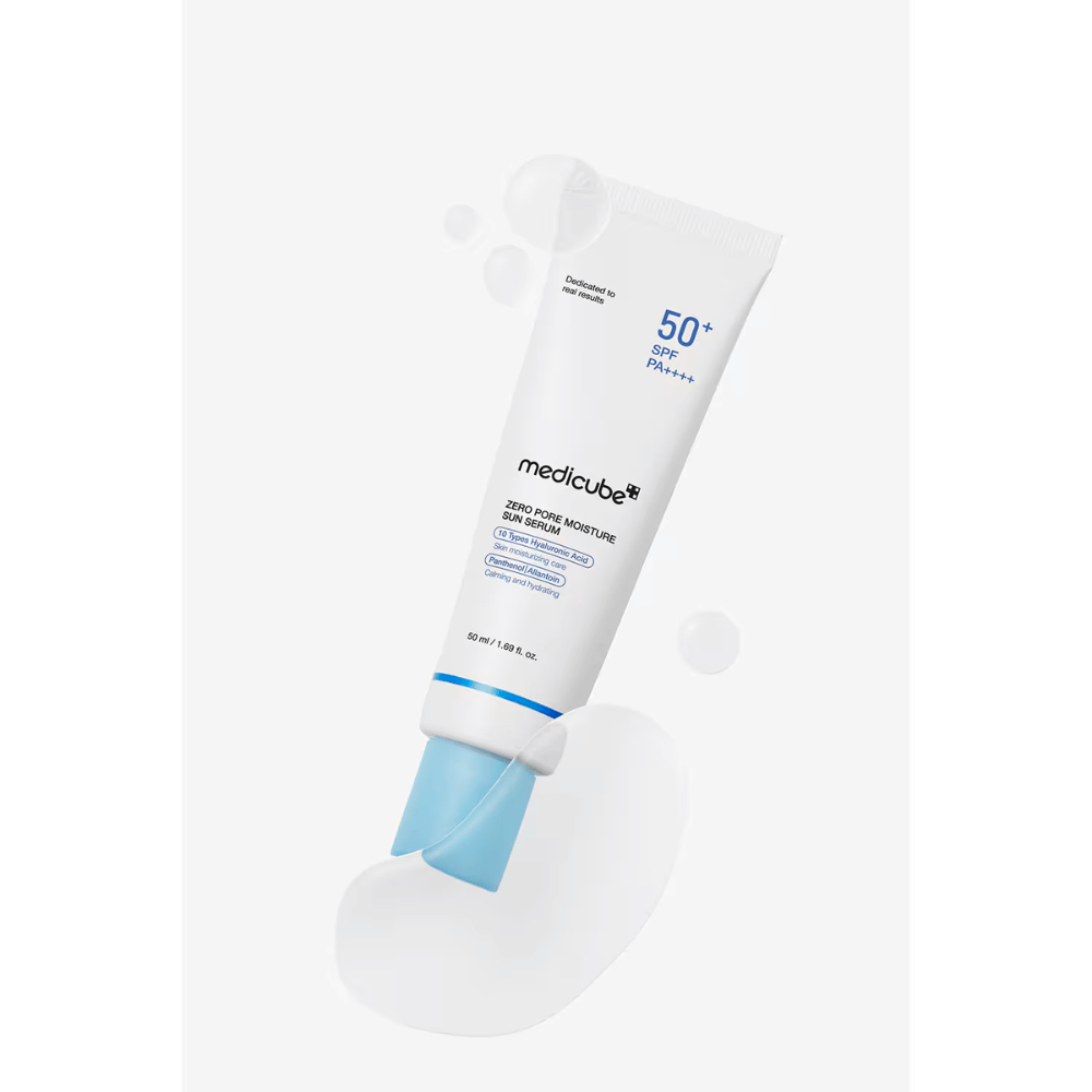 Medicube Zero Pore Moisture Sun Serum SPF50+ PA++++ met een lichte serumtextuur. De afbeelding benadrukt de hydraterende formule die de huid zacht en gekalmeerd helpt aanvoelen en beschermt tegen de zon.
