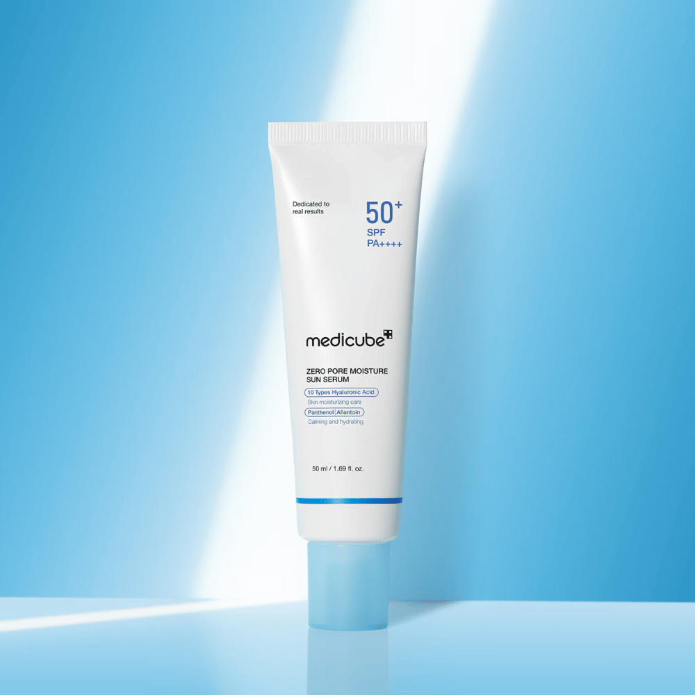 Medicube Zero Pore Moisture Sun Serum SPF50+ PA++++ gepresenteerd tegen een blauwe achtergrond. Hydraterend zonne-serum met hyaluronzuur, panthenol en allantoïne voor dagelijkse UV-bescherming en verzorging van de huid.