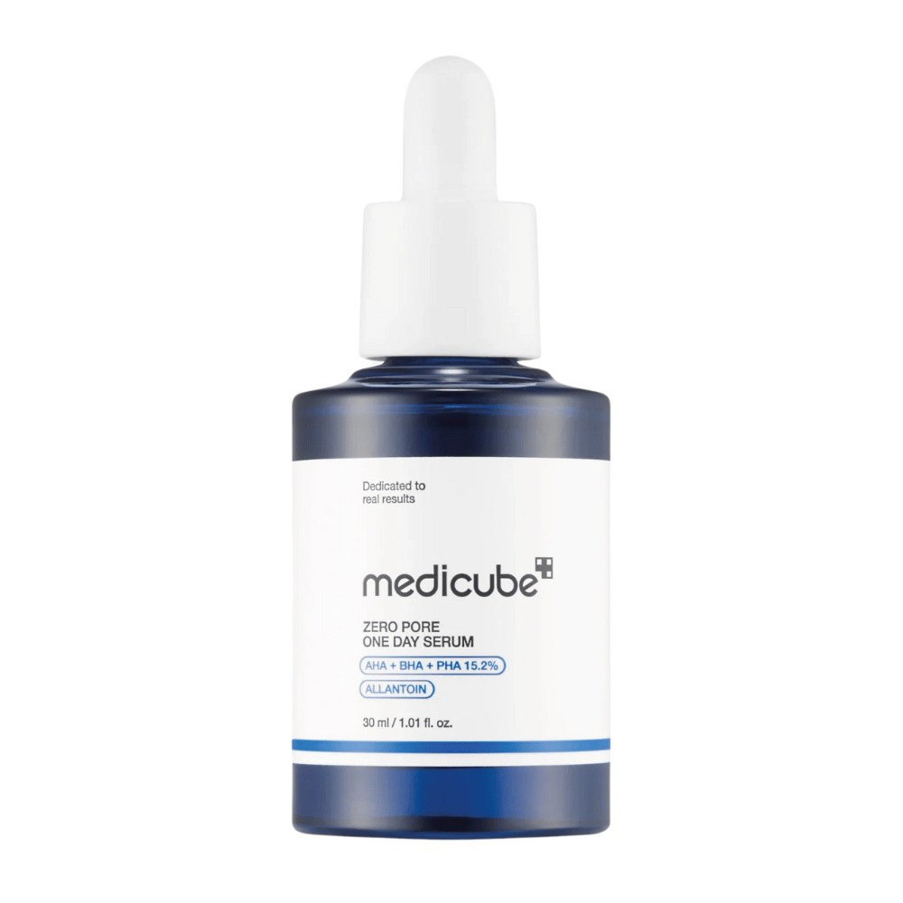 Fles van Medicube Zero Pore One Day Serum met wit etiket en blauwe details, een exfoliërend product met AHA, BHA en PHA, tegen een witte achtergrond.