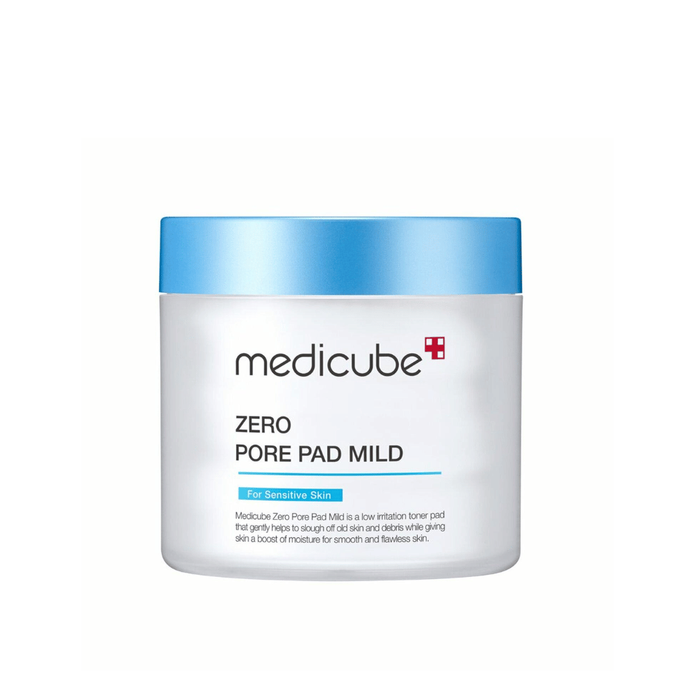Medicube Zero Pore Pad Mild is een zachte toner-pad voor de gevoelige huid. Het helpt om voorzichtig dode huidcellen en onzuiverheden te exfoliëren terwijl het vocht toevoegt voor een zachte en gladde huid. Het product heeft een blauwe en witte verpakking, ideaal voor dagelijks gebruik.