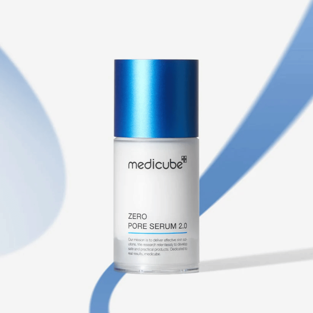 Medicube Zero Pore Serum 2.0 in een strak ontwerp met blauwe dop, een effectief gezichtserum voor een gladdere huid en verminderde poriegrootte.