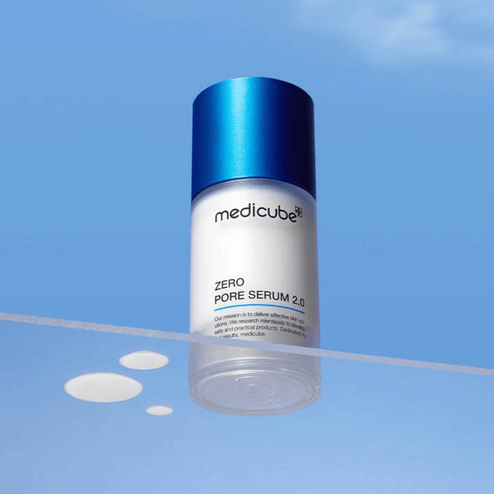 Productafbeelding van Medicube Zero Pore Serum 2.0 tegen een blauwe achtergrond, een poriënverminderend serum ontwikkeld om de huid te balanceren en de huidstructuur te verbeteren.