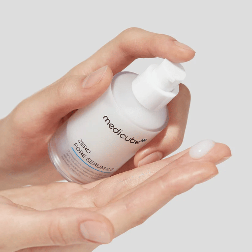 Medicube Zero Pore Serum 2.0 in pompflacon die in de hand wordt gedoseerd, een licht serum dat snel wordt opgenomen en helpt zichtbare poriën te verminderen.