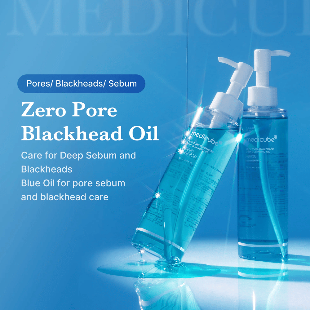 Twee flessen van Medicube Zero Pore Blackhead Deep Cleansing Oil op blauwe achtergrond met tekst die de werking tegen poriën, sebum en mee-eters benadrukt.