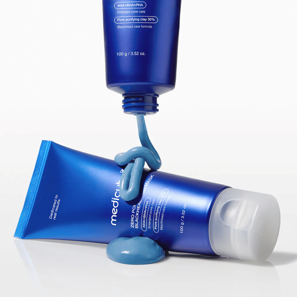Twee tubes met moddermasker, blauwe productstructuur buiten de verpakking.