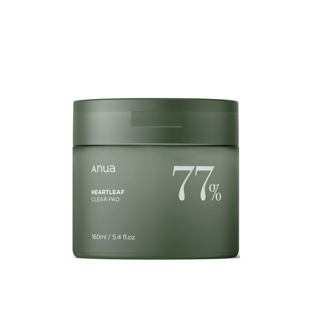 Een groene container met het huidverzorgingsproduct Anua Heartleaf Clear Pad, met 77% op het etiket, tegen een effen achtergrond.