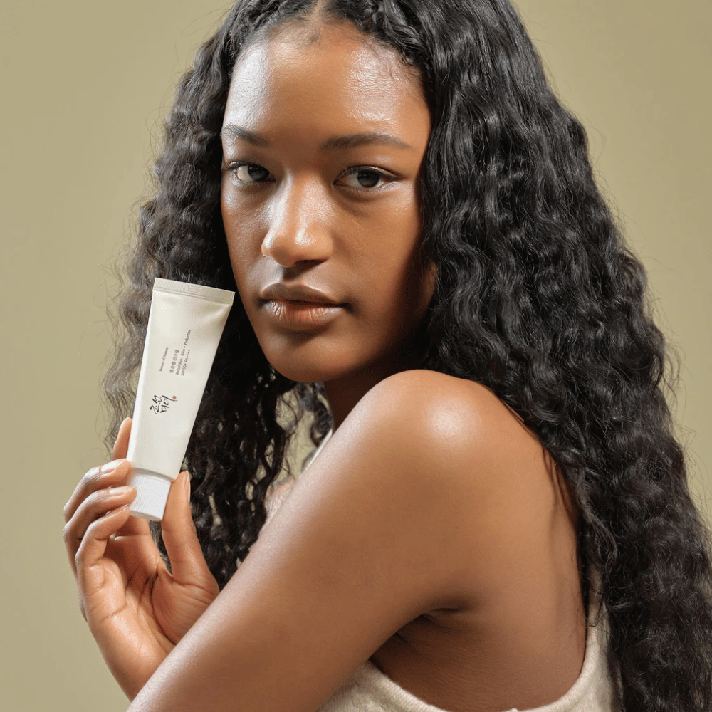 Beauty of Joseon Relief Sun SPF50+ PA++++ 50ml – Koreaanse zonnebrandcrème met rijstextract en probiotica, getoond in gebruik voor natuurlijke huidverzorging.
