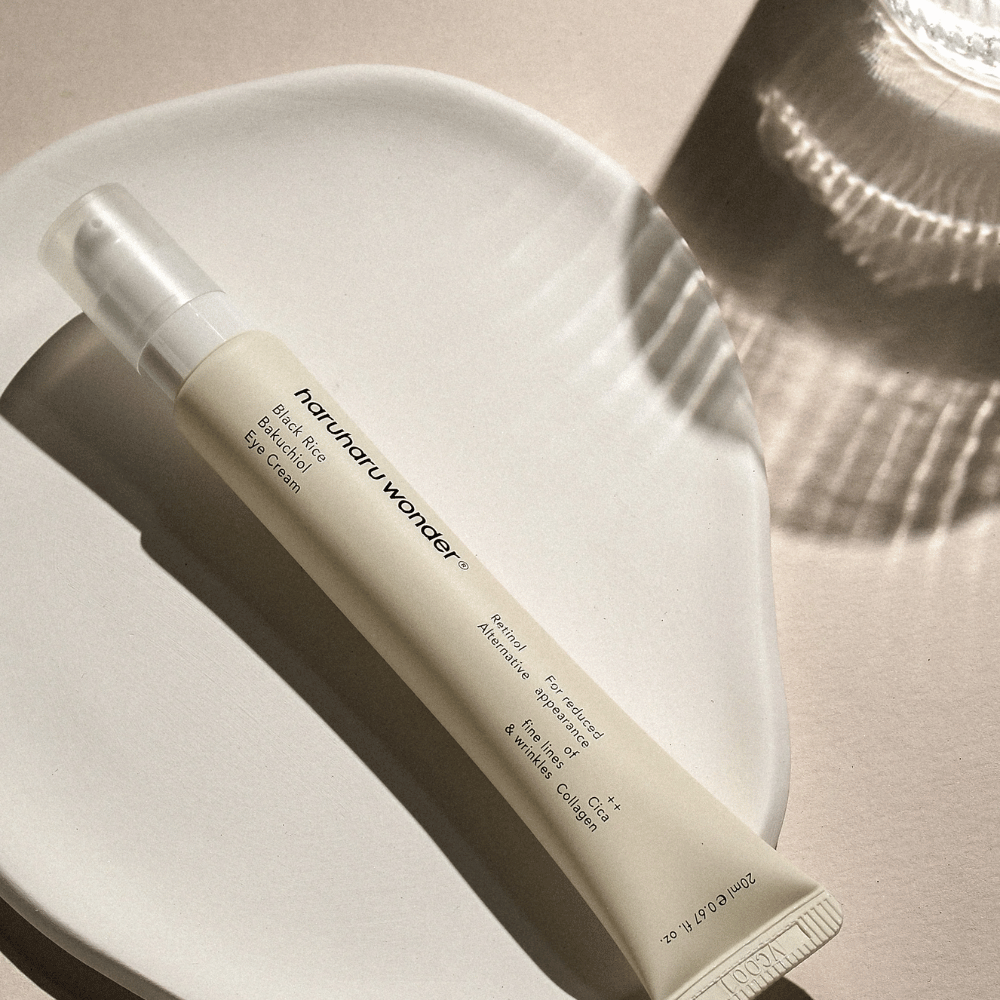 HaruHaru Wonder Black Rice Bakuchiol Eye Cream 20 ml – oogcrème met zwarte rijst, bakuchiol en collageen die fijne lijntjes en rimpels vermindert, geplaatst op keramisch schaaltje in zacht licht.