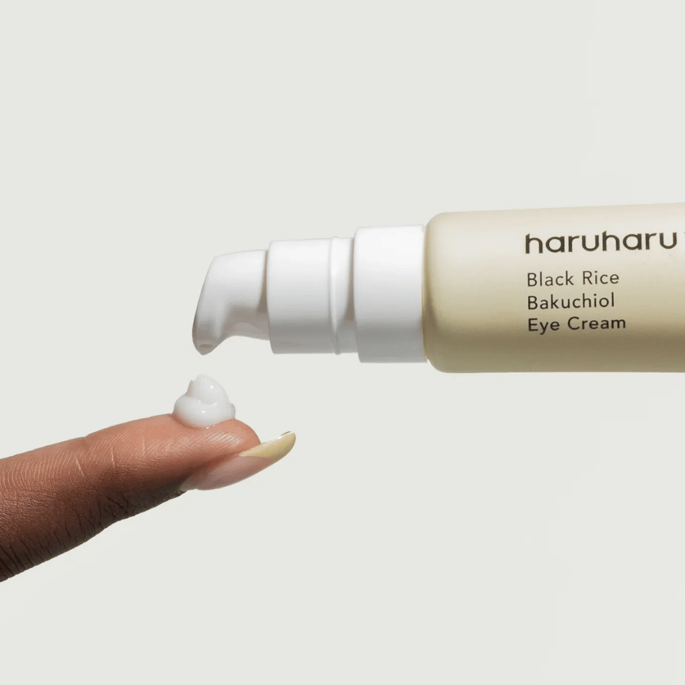 HaruHaru Wonder Black Rice Bakuchiol Eye Cream – close-up van pomp die crème op vingertop doseert, toont de consistentie voor hydratatie en anti-veroudering.