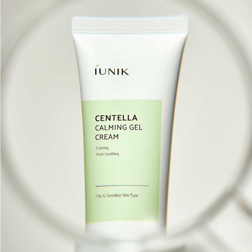 Een tube iUNIK Centella Calming Gel Cream met wit en lichtgroen ontwerp staat rechtop, gezien door een ronde vergrootglasachtige rand.