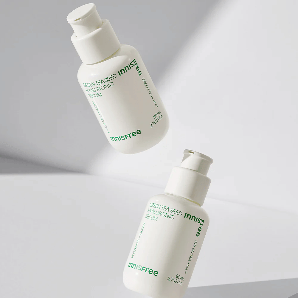 Innisfree Green Tea Seed Hyaluronic Serum 80ml fles op een wit oppervlak.