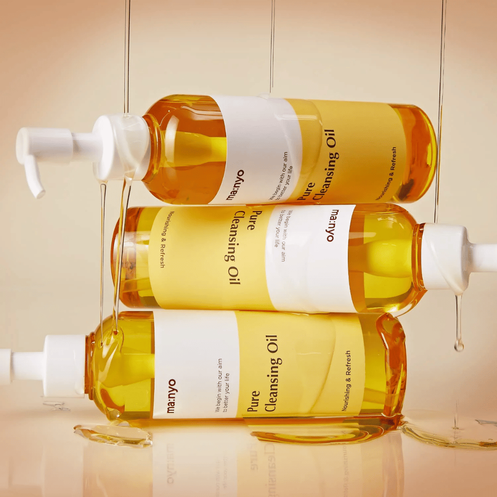 Drie flessen ma:nyo Pure Cleansing Oil 200ml gestapeld voor huidverzorging en make-up verwijdering.