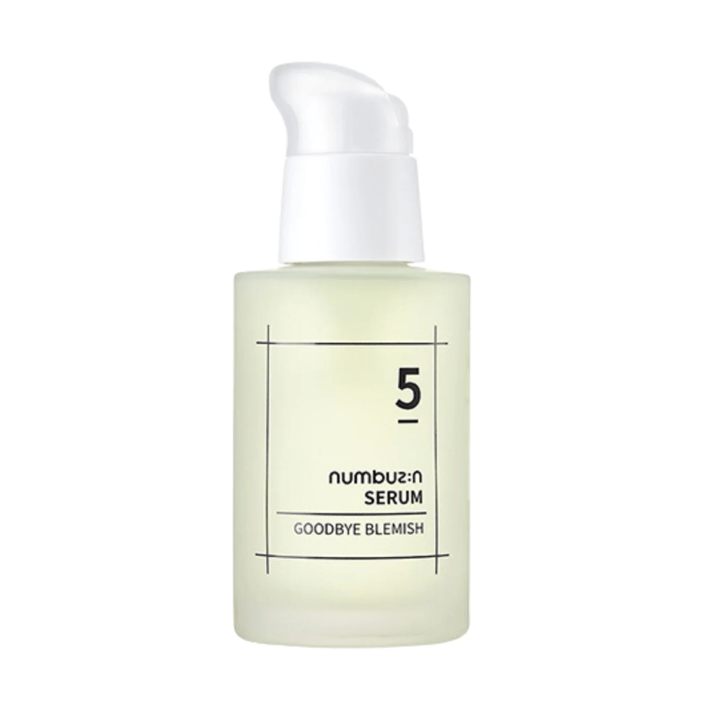 Een fles No.5 Goodbye Blemish Serum 50ml van numbuzin op een witte achtergrond.