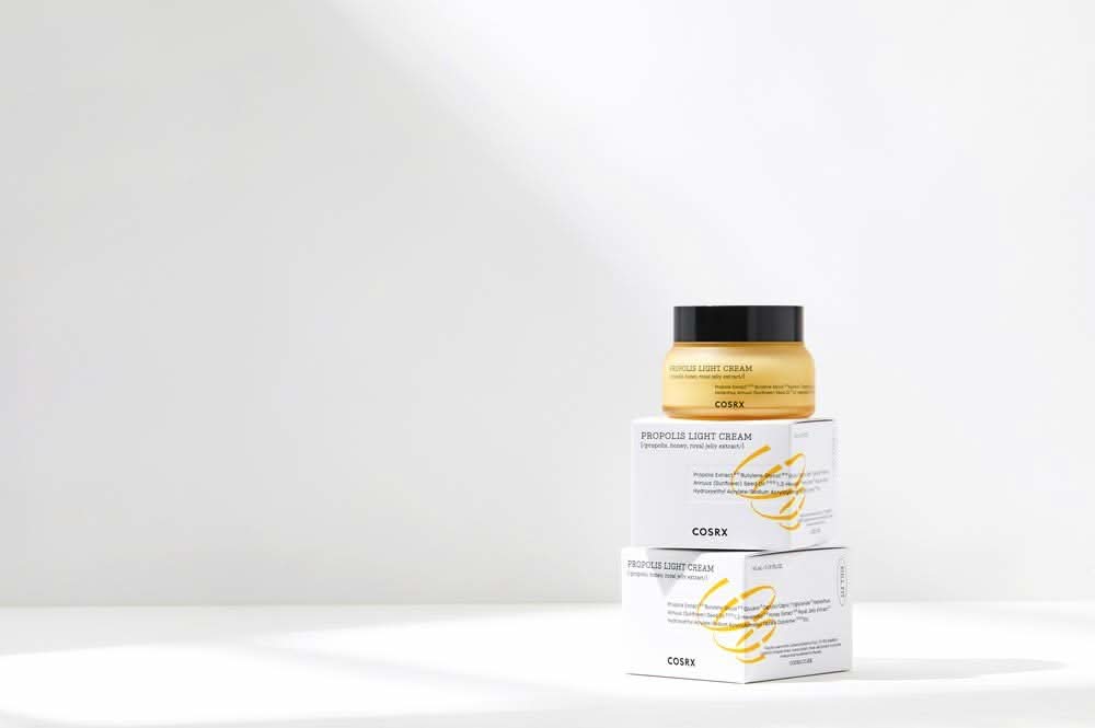 Een bundel COSRX Full Fit Propolis Light Cream 65 ml dozen.