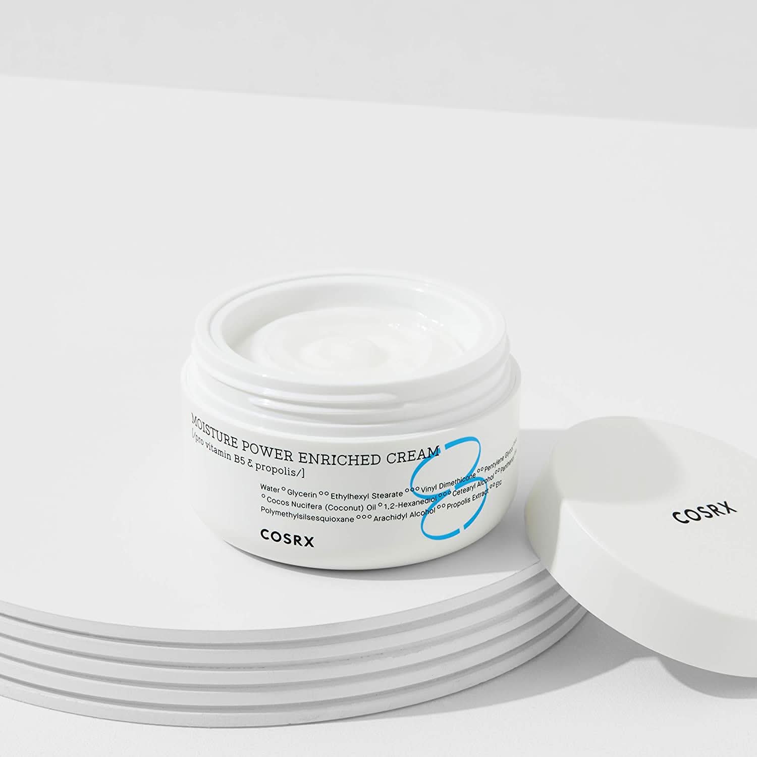 Een pot COSRX Moisture Power Enriched Cream 50ml die op een tafel staat.