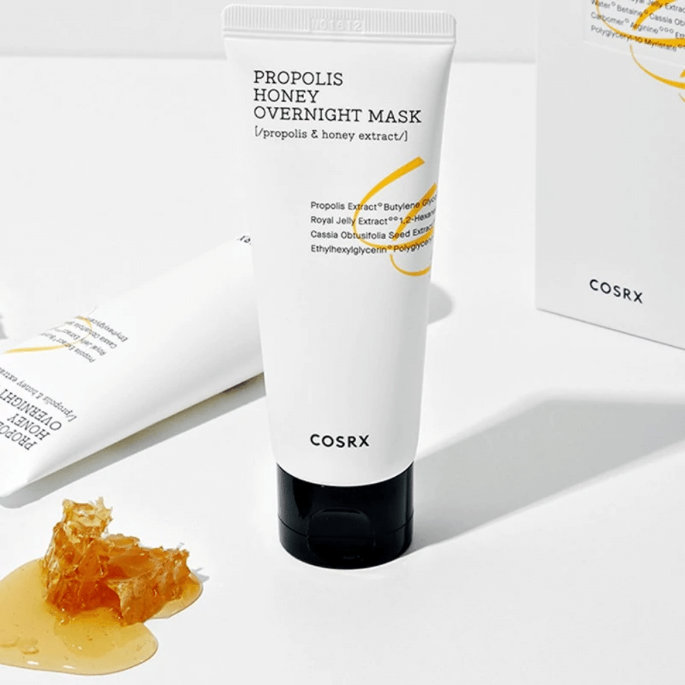 Een doos Full Fit Propolis Honey Overnight Mask 60ml van COSRX met een fles honing ernaast, met propolisextract.
