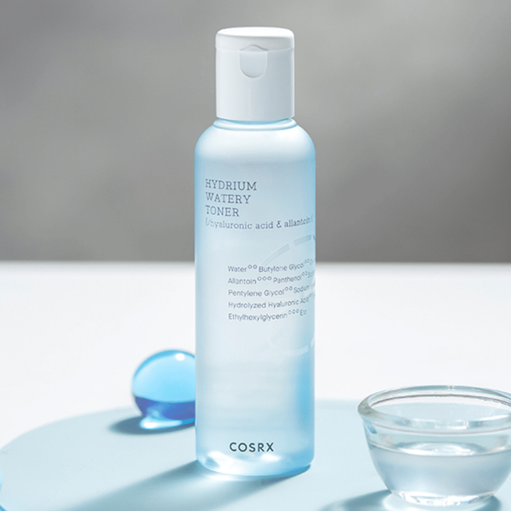 Een COSRX Hydrium Watery Toner 150ml, een hydraterende gezichtstoner met hyaluronzuur.