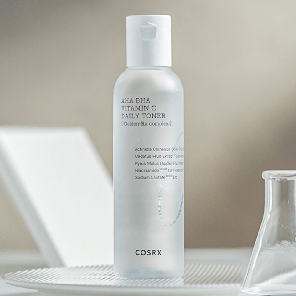Een fles COSRX Refresh AHA BHA Vitamin C Daily Toner 150ml die op een witte plaat staat.