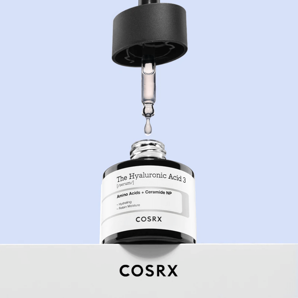Een serum met een druppelaar erop, bevat COSRX:s The Hyaluronic Acid 3 Serum 20ml om de vochtbarrière van de huid te ondersteunen.