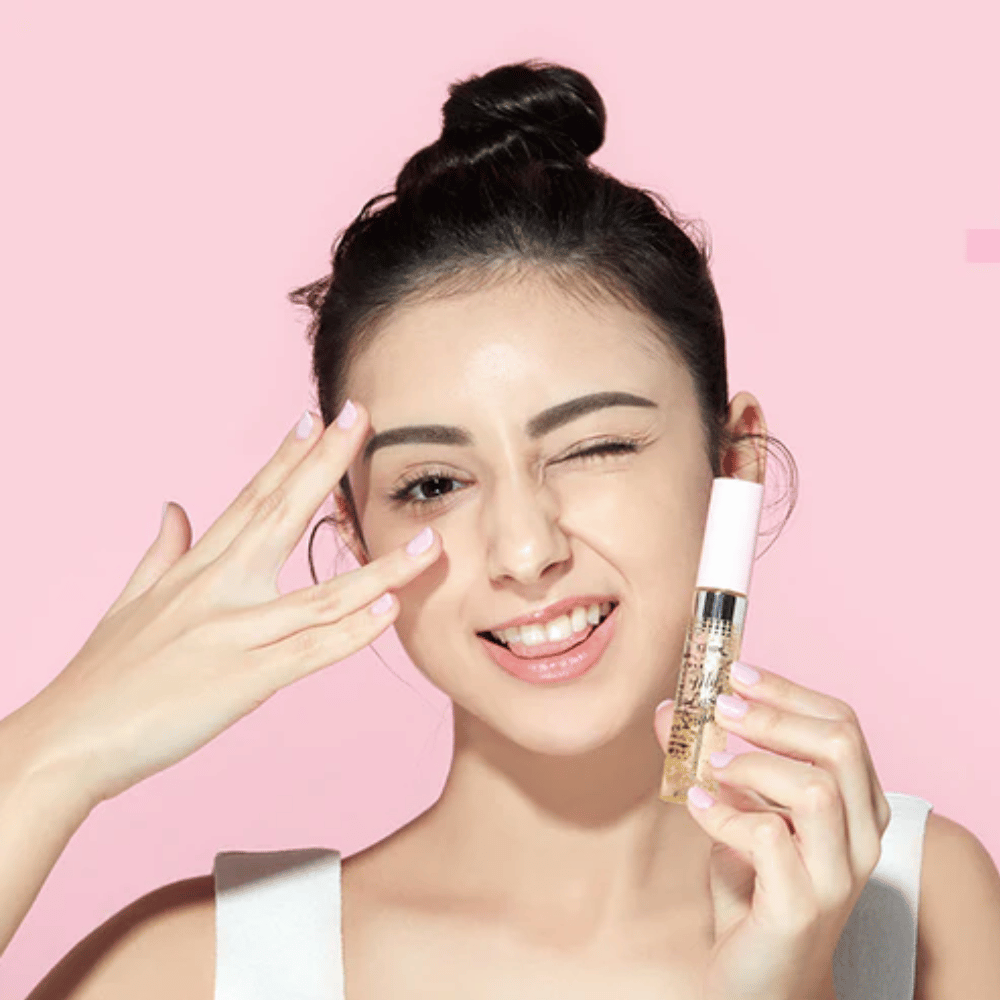 Een vrouw houdt een flesje ETUDE My Lash Serum 9g bij haar gezicht om wimpers te versterken.