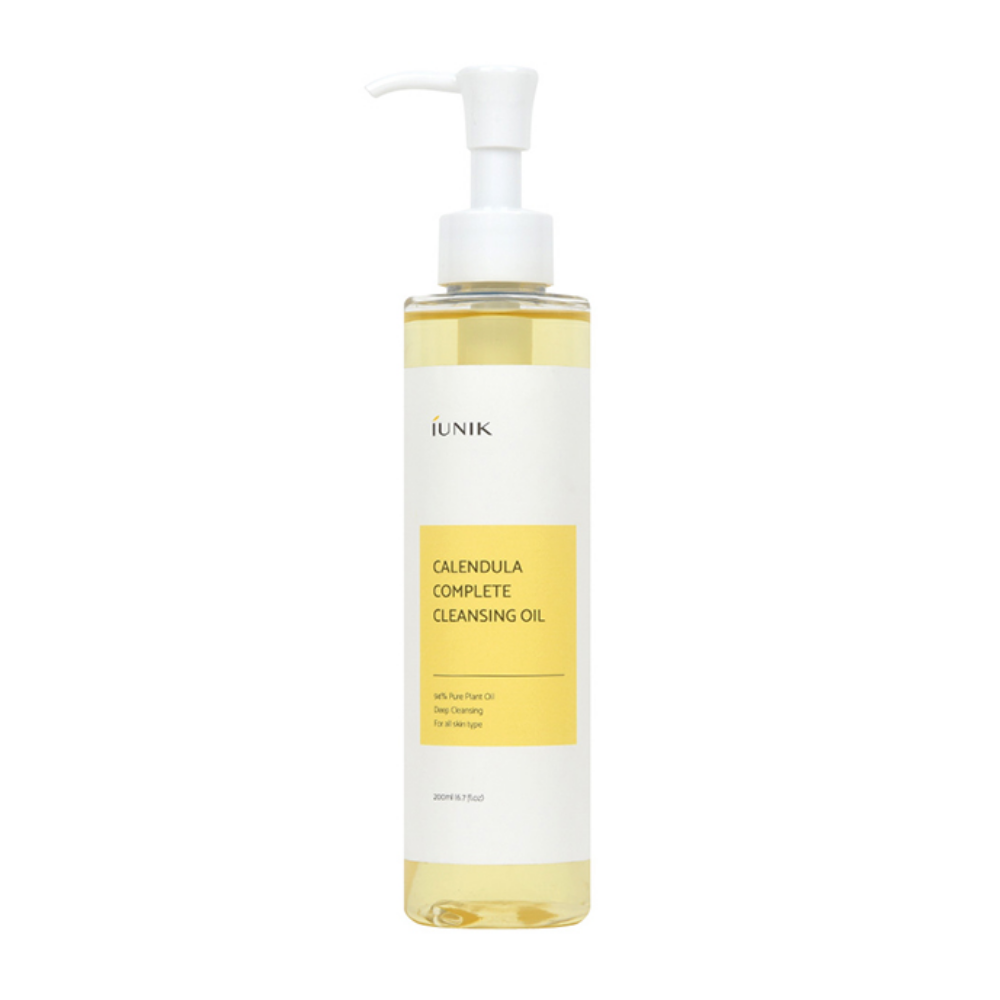 Een fles iUNIK Calendula Complete Cleansing Oil 200ml om make-up resten te verwijderen met een geel etiket op een witte achtergrond.