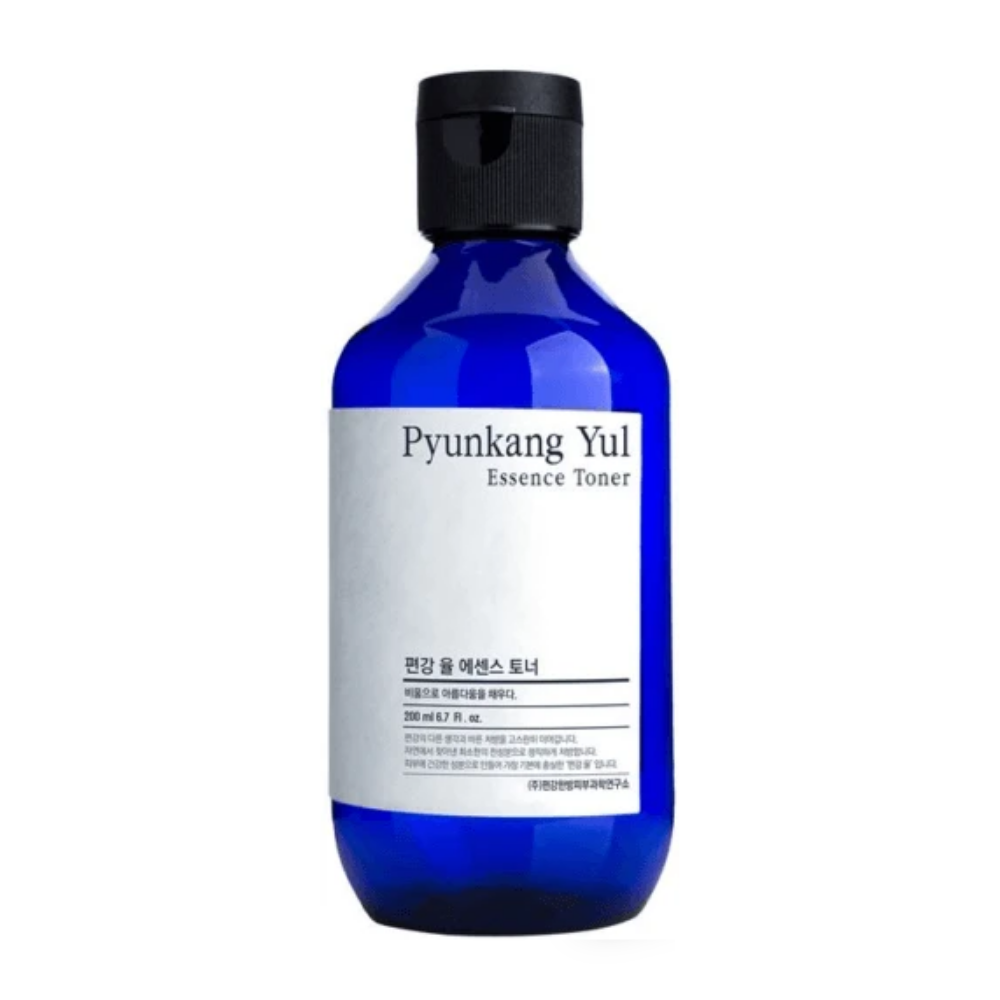 Een Pyunkang Yul Essence Toner verrijkt met astragaluswortel extract voor vocht in de huid.