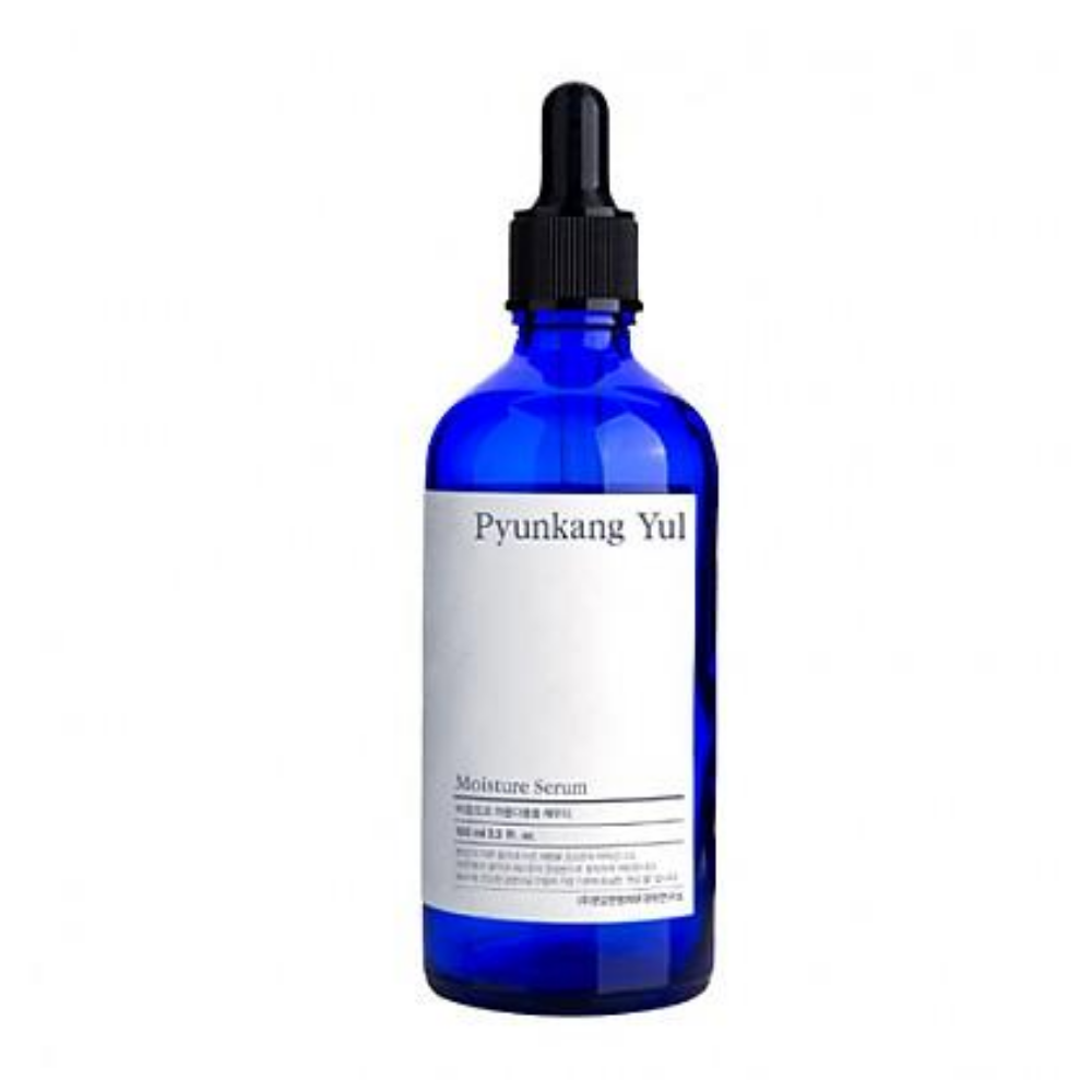 Een Pyunkang Yul Moisture Serum 100ml op een witte achtergrond die de vochtbalans van de huid reguleert.