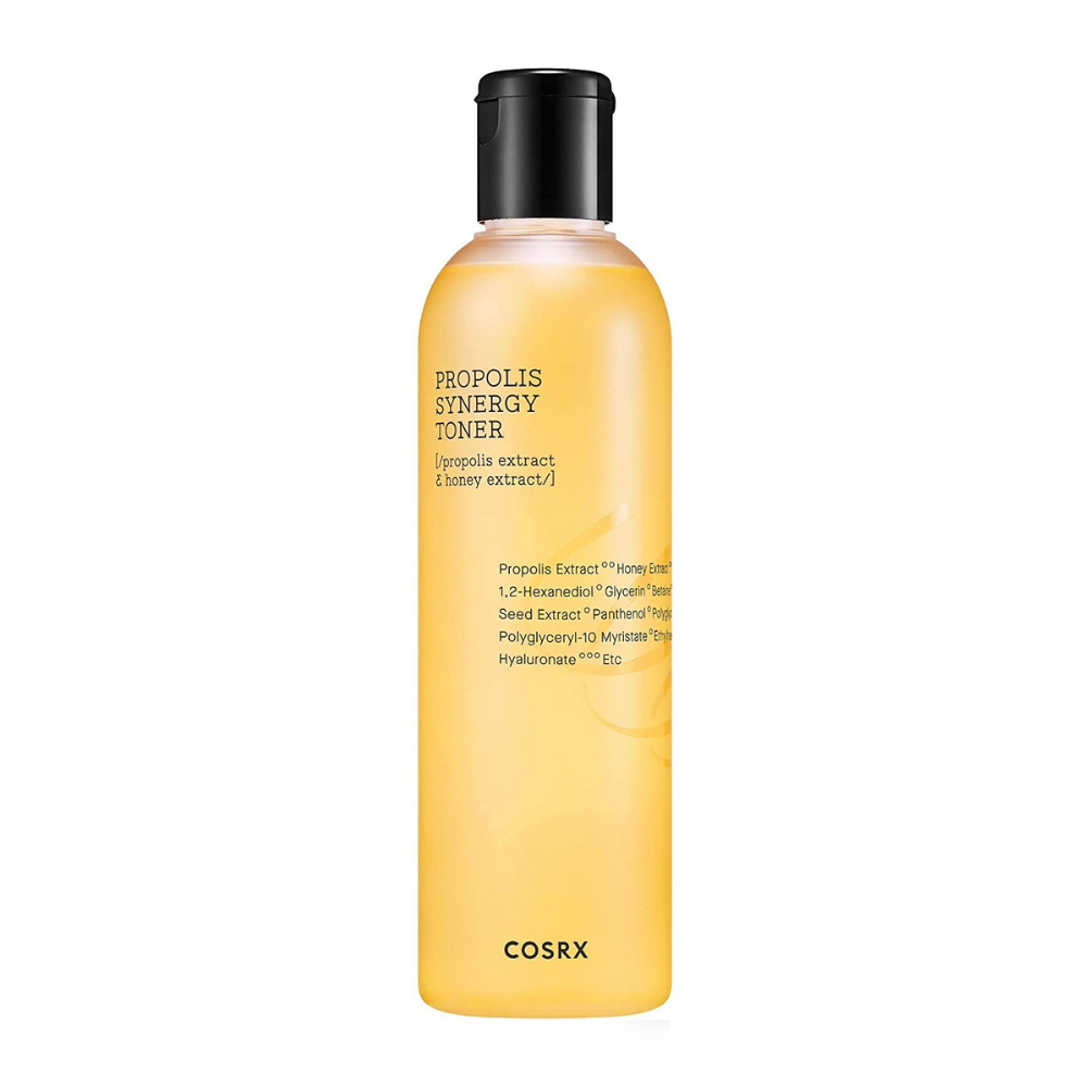 Een fles COSRX Full Fit Propolis Synergy Toner 150ml met ontstekingsremmende en antibacteriële effecten op witte achtergrond.