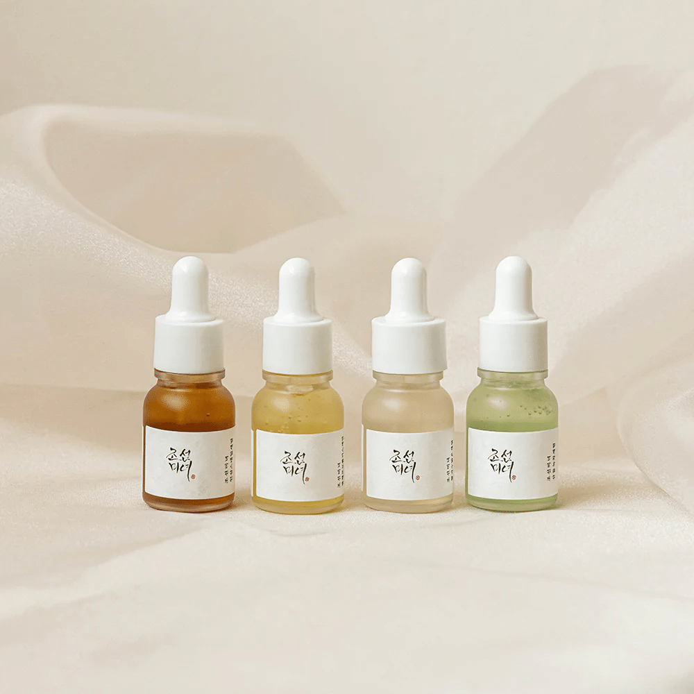 Vier flessen Beauty of Joseon Hanbang Serum Discovery Kit 4 st op witte achtergrond.