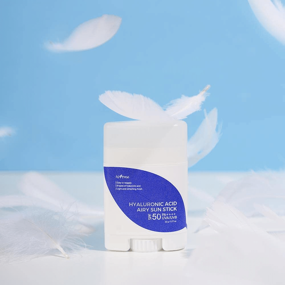 Een Isntree Hyaluronic Acid Airy Sun Stick met SPF 50+ en Hyaluronzuur, versierd met witte veren.