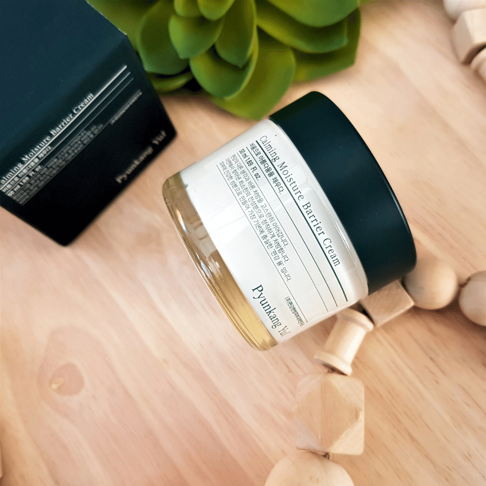 Een pot Pyunkang Yul Calming Moisture Barrier Cream 50ml die op een houten tafel staat.