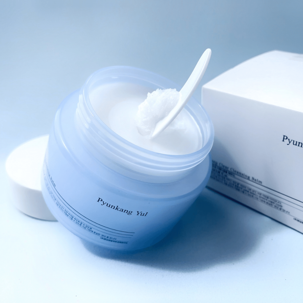 Een pot Pyunkang Yul Deep Clear Cleansing Balm 100ml met een lepel ernaast.