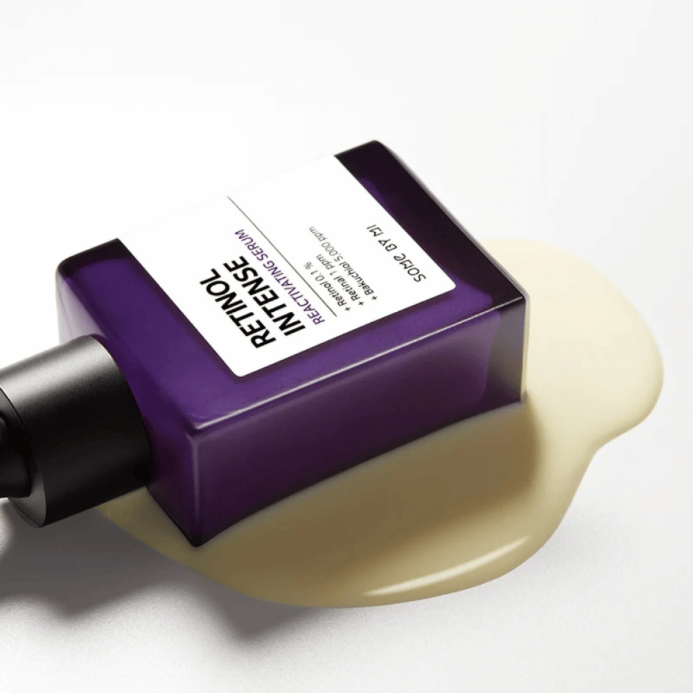 Een fles SOME BY MI Retinol Intense Reactivating Serum 30ml die op een witte ondergrond staat.
