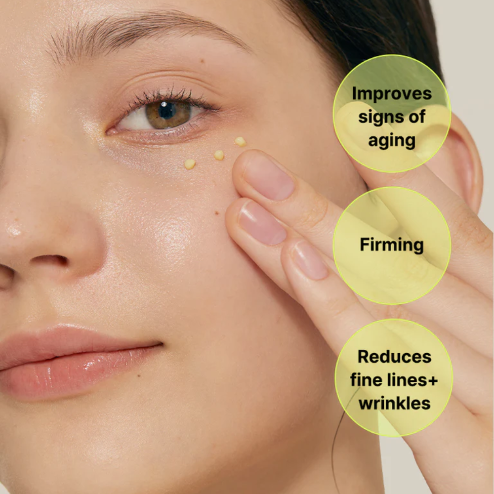 Het gezicht van een vrouw met zichtbare rimpels, wat tekenen van veroudering en verminderde elasticiteit aangeeft, met behulp van COSRX Retinol 0.1 Cream 20ml.