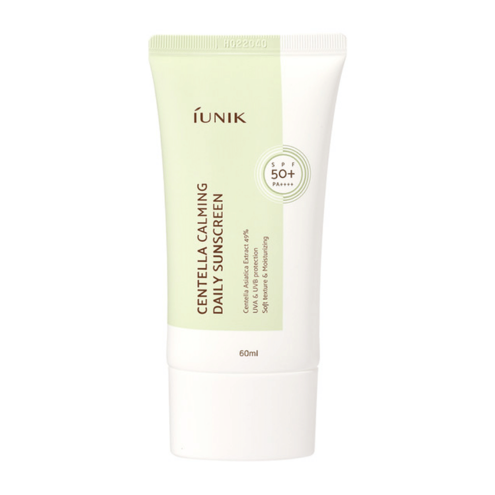 Een tube iUNIK Centella Calming Daily Sunscreen 60ml met SPF 50+ en bescherming tegen UVA- en UVB-stralen op witte achtergrond.