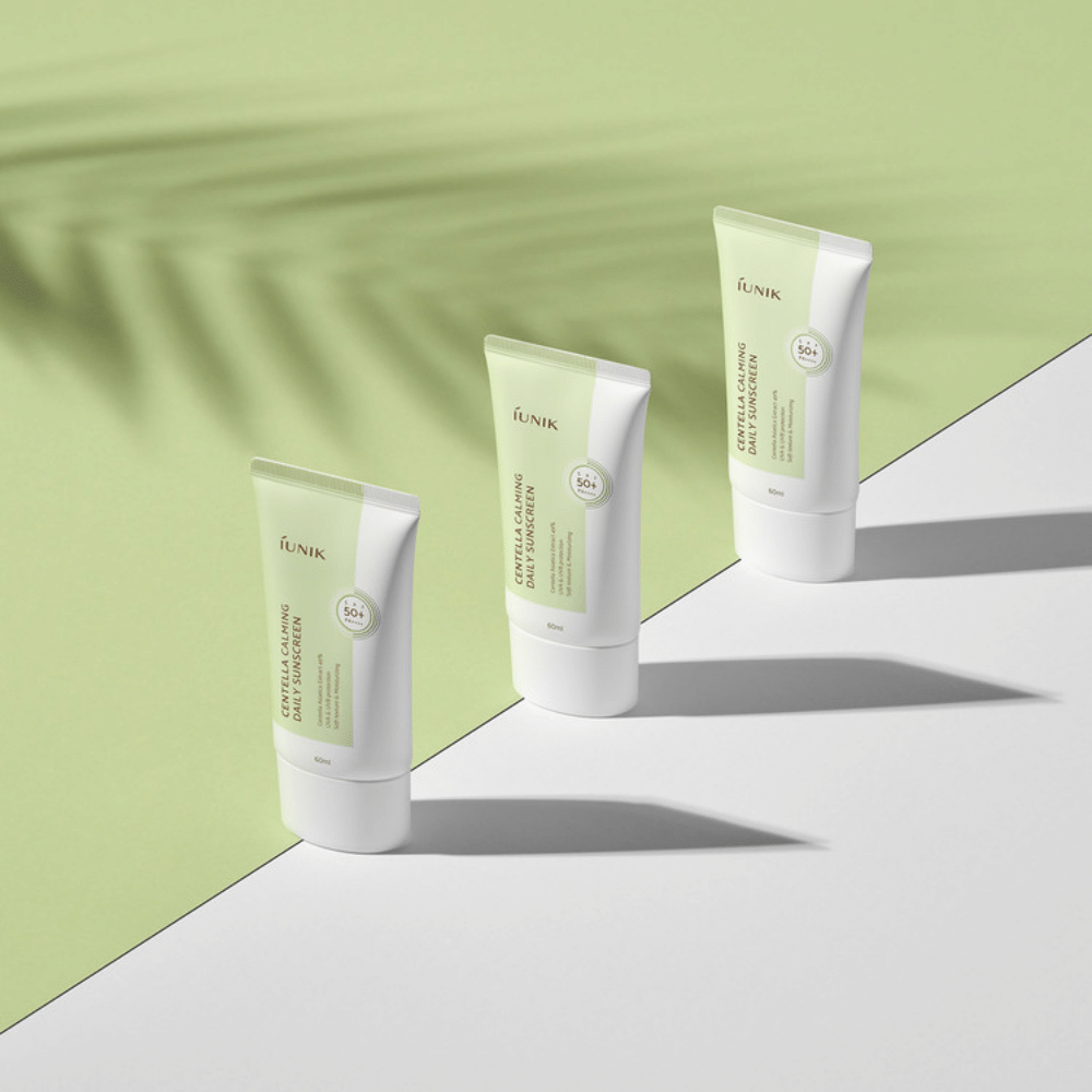Drie tubes iUNIK Centella Calming Daily Sunscreen met SPF 50+ bescherming tegen UVA- en UVB-stralen op witte achtergrond.